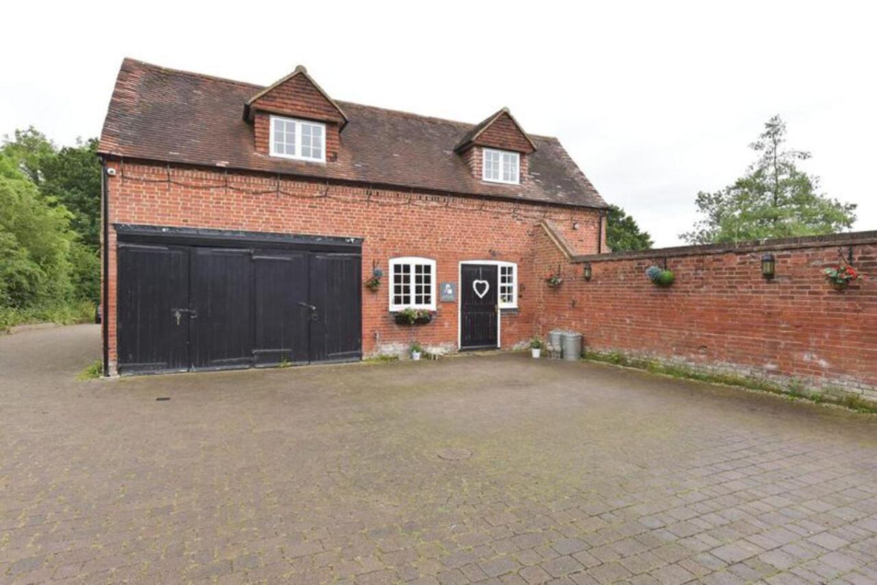 Stunning 100-Year-Old Converted Coach House Villa Brentwood Exterior foto